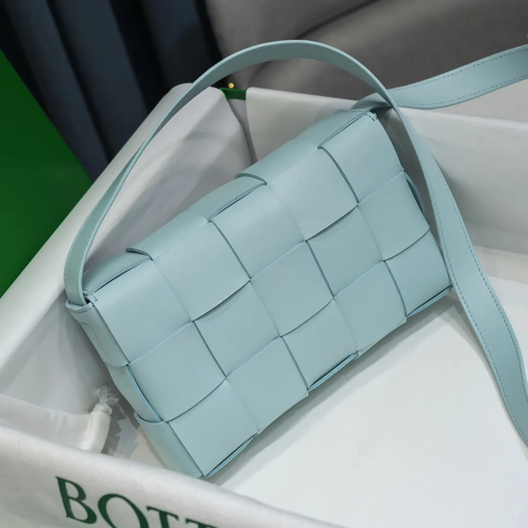 Batch 1420 Real shots 👇BV Cassette’s trendy design is earth-shakingly beautiful. The handsome style with flamboyant personality has completely changed the dull style of the past. Beauty is a topic that women can never refuse. Walking on the streets of Milan, you can see her figure everywhere. It is called tofu bag, original sheepskin: the key point is that it can be controlled by both men and women, and has become a big celebrity in the fashion circle. Size 23*15*5 [6687#]